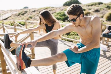 Image décorative de deux personnes faisant du fitness